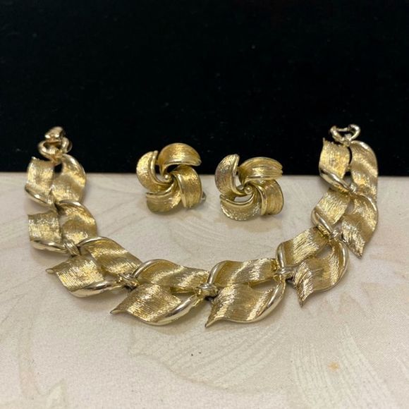 Vintage Lisner Gold Bracelet And Earring Set - Picture 1 of 4